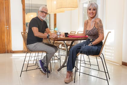 En el comedor de su
casa de Tigre, posan
con mate y café antes
del reportaje
