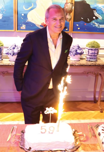 En el comedor de su
casa, el reconocido arquitecto sopla las velitas