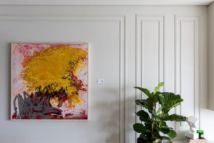 En el comedor del departamento 001, by Julia Saramaga y Cristela Cavilgia, se luce "Tierra Color", de la artista argentina Agustina Ponce.