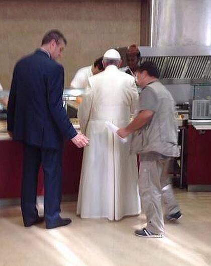 En el comedor del Vaticano, el papa Francisco hizo la fila para servirse la comida como uno más