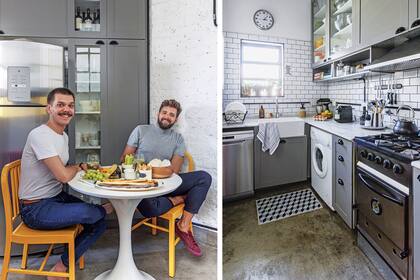 En el comedor diario, sillas ‘Navy’ amarillas (Desillas.com). Los muebles de cocina y la mesada fueron realizados a medida (Horacio Barcos) copiando las medidas y la disposición de los que estaban. Bacha (Ferrum), grifería (FV), cocina con extractor (ambos de Morelli).