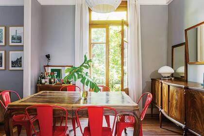 En el comedor diario, sillas ‘Navy’ amarillas (Desillas.com) alrededor de la mesa (Buenos Aires Design) con una tabla y picada (Marina Becher) y servilletas teñidas a mano (Qué Bonito, Cosas Lindas). Lámpara de techo (El Faro).