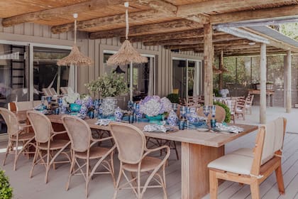En el comedor exterior, sillas de ratán (Sentido José Ignacio).