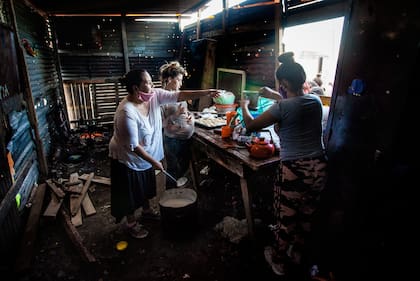 En el comedor Los Chicos de la Vía, en Villa Albertina, Lomas de Zamora, preparan merienda y cena para chicos y adultos tres veces por semana; las raciones que reciben no les alcanzan para cubrir todas las necesidades. Para colaborar: +54 9 11-3054-6515 (Marcela)