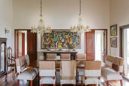 La dueña de casa es gran conocedora de la tradición textil salteña y también una gran coleccionista. En el comedor, estas cualidades ya se vislumbran.