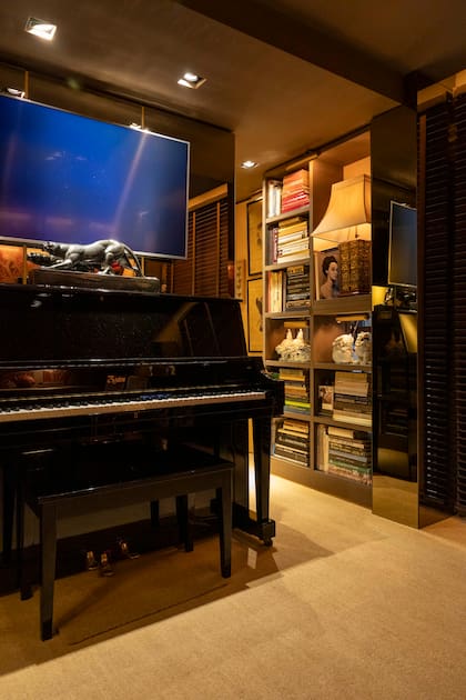 En el comedor se encuentra el segundo piano, que Martín usa para practicar a diario. Sobre él, una pantera esculpida por Louis-Albert Carvin.