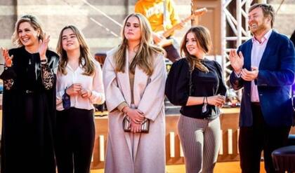 En el concierto virtual cantando y bailando al ritmo de la música