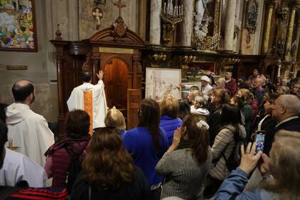 En el confesionario donde Jorge Bergoglio sintió su vocación y luego confesó, la luz encendida y las puertas abiertas dejaban ayer a la vista las flores que la gente fue acercando
