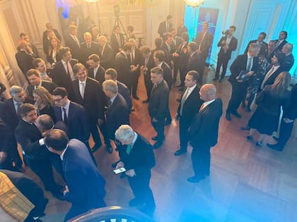 En el consulado argentino, a cargo de Gerardo Díaz Bartolomé, el bandejeo de croquetas de hongos y bruschettas con carne amenizaba las charlas de los empresarios, CEOs y directivos del mundo de las finanzas