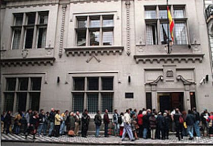 Fila de argentinos en el Consulado de España