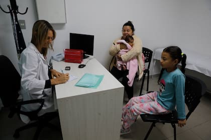 En el consultorio de la pediatra Celeste Celano, jefa de pediatría del Sanatorio Modelo de Caseros, la lista de turnos tomados llega hasta abril
