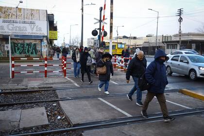 En el conurbano, donde se concentra gran parte del voto, la situación social está marcada por el freno de la actividad industrial, la caída de la construcción y un empleo formal que no logra recomponerse
