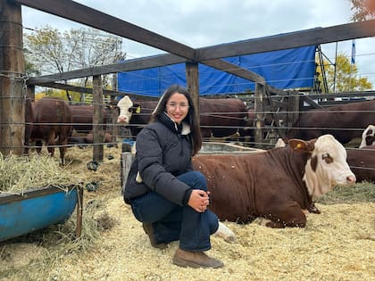 En el corral, Matilde Zurbriggen junto al ternero premiado de su cabaña