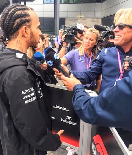 En el corralito, junto a Lewis Hamilton, su piloto preferido: "Conozco su historia, de dónde llegó. Era y sigue siendo un crack"
