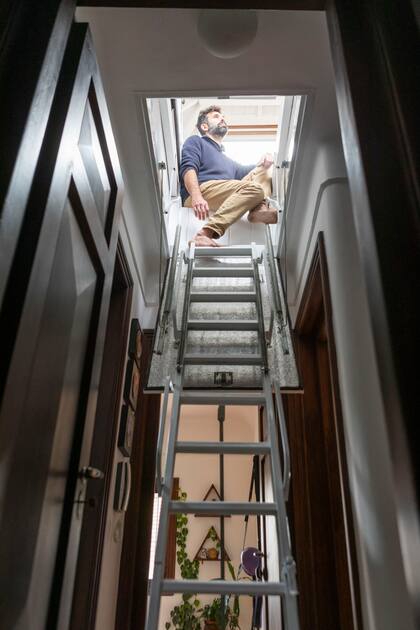 En el corredor que distribuye a los dormitorios, una escalera (Rintar) se despliega manualmente para conectar con la terraza