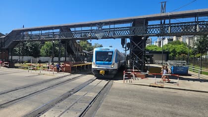 En el cruce de Irigoyen y las vías del tren Sarmiento, en Villa Luro, podría estar ubicado uno de los nuevos pasos bajo a nivel
