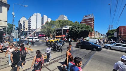 En el cruce de la avenida Nazca, en Flores, se produce un gran congestionamiento de vehículos; no está confirmado, pero podría ser uno de los sitios apuntados