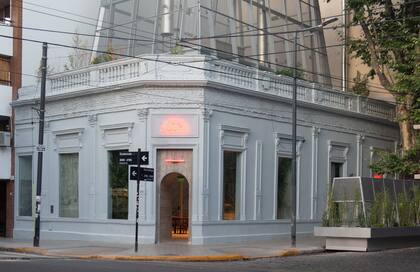 En el cruce de las calles Guatemala y Gurruchaga, justo frente a la célebre parrilla Don Julio, la sucursal Palermo de Orno conserva el estilo antiguo en su fachada y es moderno en su interior.
