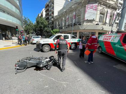 En el cruce de Santa Fe con Agüero chocaron un auto y una moto