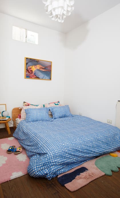 En el cuarto: acolchado y almohadones (Felpa Home), alfombra (La chica de las alfombras)