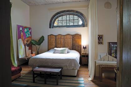 En el cuarto, cancherísimo, la cama
tiene un biombo antiguo como
cabecera. A un costado se ve una
original lámpara con forma de ciervo,
que Tania diseñó junto a sus ex socias
para Pieres-Michelson. Original, el sector
de la bañadera está apenas separado
del dormitorio por una cortina.