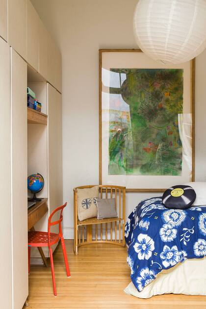 En el cuarto de Fresia, uno de los primeros cuadros de su madre. Los textiles de la cama también son africanos.