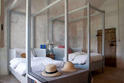 En el cuarto de huéspedes son pocos y sencillos, en esa parte de la casa se imponen las arcadas centenarias y las puertas antiguas de madera maciza.