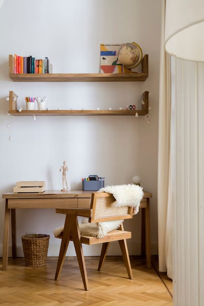 En el cuarto de las chicas, un escritorio (Mesopotamia) con estantes (Laquinta Muebles) ofrece el rincón perfecto para estudiar. Silla ‘Jeanneret’ (Bull Buenos Aires).