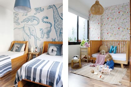 En el cuarto de los varones, camas (Aserrín Hace Ran). Mantas y pie de cama (Lark Decoración). Empapelado (Enamorada del Muro). Lámpara de techo (Buena Luz). Velador ‘Hongo’ (Booh Muebles Infantiles). Mesa de luz (Lark Decoración). Playmobil de River (Los Amigos de Lusi). Almohadones con letras (Algo Bonito).