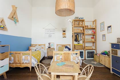 En el cuarto de Marcos y Antonio, camas heredadas y restauradas (Casa Pastel). Eran de la abuela de Sabrina, que pacientemente lavó la madera con removedor en gel y varias manos de lija. El esfuerzo valió la pena. Cestos de palma (Paysana Deco). Cómodas y biblioteca (ModulZeta). Juego de mesa y sillas (Puerto de Frutos).