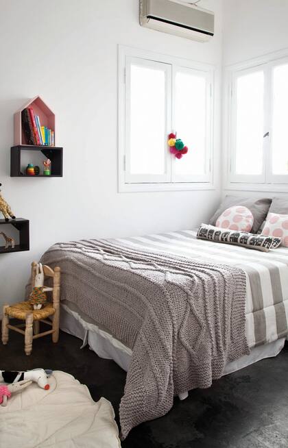 En el cuarto de Roma, que ya usa cama de grande, alfombra de tela en forma de hoja, Glam Baby Textiles. Pie de cama y fundas de almohadón, Latt Deco.