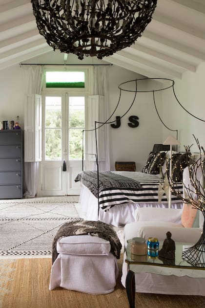 En el cuarto de Sonia Bustamante, dueña de 7-27 Home Collection, alfombra de lana importada de Marruecos (Kasbah).