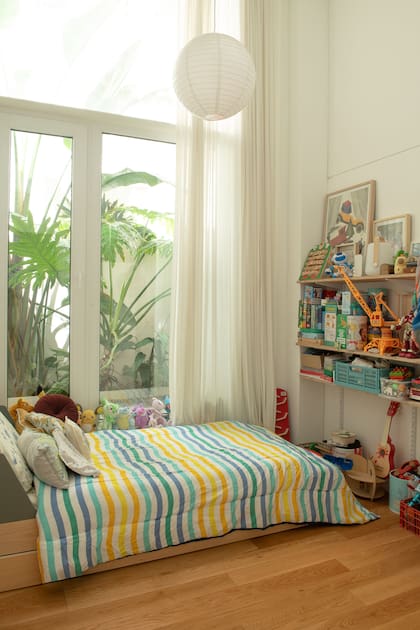 En el cuarto infantil, biblioteca a medida y, por supuesto, vista verde.