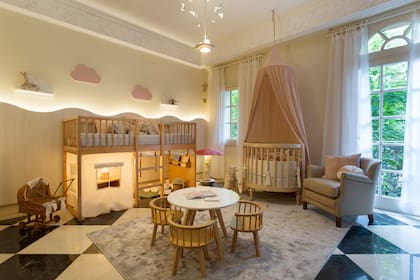 En el cuarto infantil, el “Cuarto de Ámbar y Rubí”, se despliega con una paleta de tonos neutros y detalles de color en el empapelado