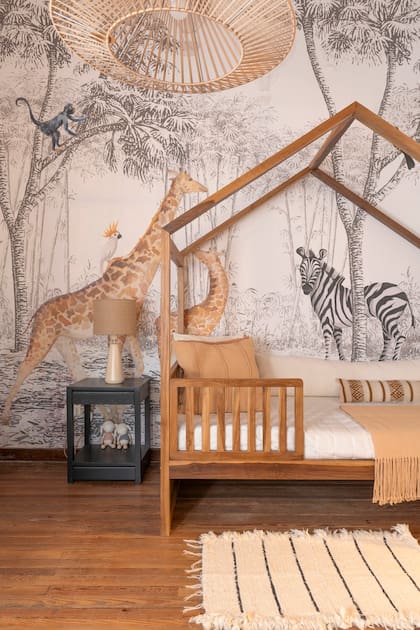 En el cuarto infantil el empapelado de Mercedes Costal marca el tono. Cama (L'Epicerie). Almohadón (Tienda de Costumbres)