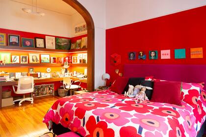 En el cuarto predomina el colorado: "El tono se llama rojo amor. Y lo elegí porque me gustaba mucho y porque se llamaba así", dice Mariela Ivanier. El acolchado fue un regalo de su hermana Analía, traído de Nueva York. En el cuarto, hay tres obras del uruguayo Gastón Izaguirre.