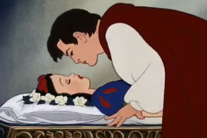 En el cuento original, el príncipe se enamora de Blancanieves por su cuerpo inerte. Es por eso que se lleva el ataúd para contemplar su belleza en estado vegetativo