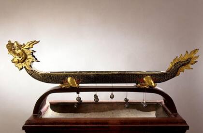 En el cuerpo del dragón hay un canal para poner varillas de incienso calibradas para arder durante períodos de tiempo específicos