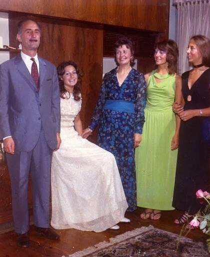 En el cumpleaños de 15 de Claudia; de verde, Cristina; con vestido azul, Beba; y de negro, Silvia