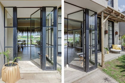 En el deck de pino tratado, portamaceta (Sentido José Ignacio) y sillón redondo con almohadones y manta (Guazú Nambí).