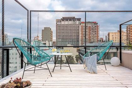 En el deck, sillones ‘Acapulco’ (La Mersa), manta tejida en telar (Elementos Argentinos), y mesa con tapa de mármol y base de hierro (realizada por KG Arq).