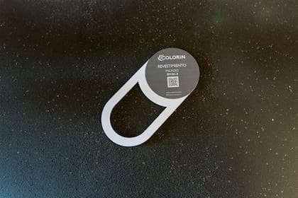 En el departamento ambientado por Loly Albasini, el revestimiento micáceo -aplicado en una pared de interior- se combina con el mismo tono de pintura (D156-3) en el cielorraso.