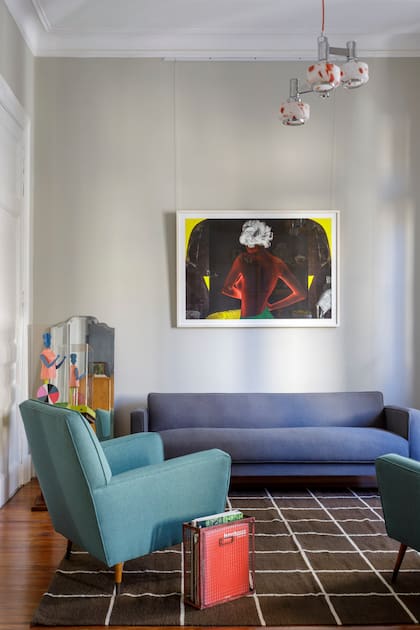 En el departamento de Retiro del arquitecto italiano Francesco Minervini, alfombra (ILO Argentino) y sillones de los años 60 que compró y retapizó. Obra de Daniel Karp (Galería Jaques Martínez).