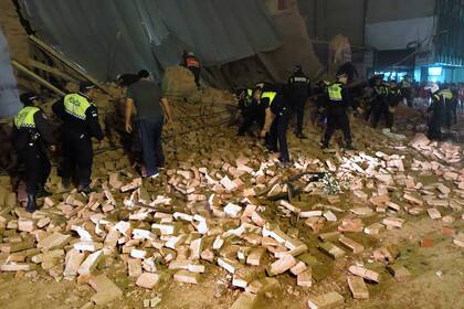 En el derrumbe del histórico cine de Tucumán trabajan agentes de la policía local y bomberos para dar con sobrevivientes