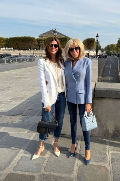 En el desfile de Dior, Juliana Awada se reencontró con la primera dama Brigitte Macron, a quien había recibido en Buenos Aires en 2018. Durante aquellos encuentros protocolares forjaron una amistad y Juliana la saluda cada vez que visita París.