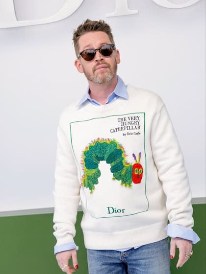 En el desfile de Dior, sorprendió la presencia de Macaulay Culkin. El actor se sumó a personalidades como Pedro Almodóvar, de Florence Hunt del elenco de Bridgerton y la cantante Ejae, del hit "Golden"