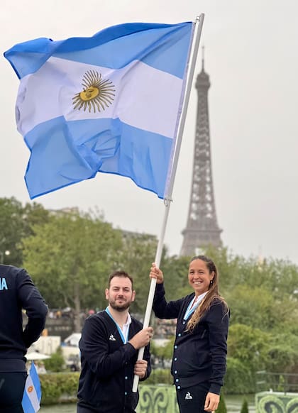 En el desfile de la delegación argentina en la Ceremonia de Apertura de los Juegos, con Rocío Sánchez Moccia