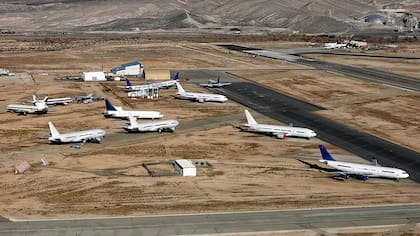 En el desierto de Arizona, el aeropuerto de Victorville, donde máquinas de todo el mundo esperan el desguace