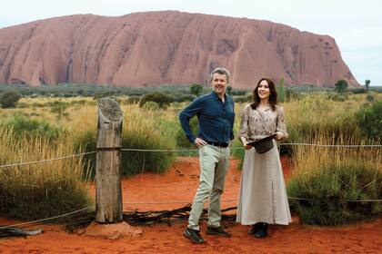 En el desierto de Uluru, Mary
escoltó a su marido, el rey
Federico, vestida con un conjunto
de blusa ligera de manga francesa
con un sutil estampado de
paraguas en tonos tierra que
combinó con una falda midi en
tono arena de MKT Studio. Entre
los accesorios, llevó sombrero
australiano de ala ancha de la
firma Akubra y un abanico a tono