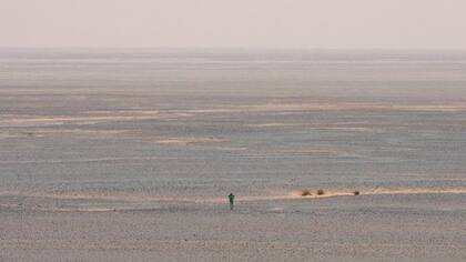 En el desierto del Sáhara cambió de estrategia: corrió por las noches para evitar el calor.